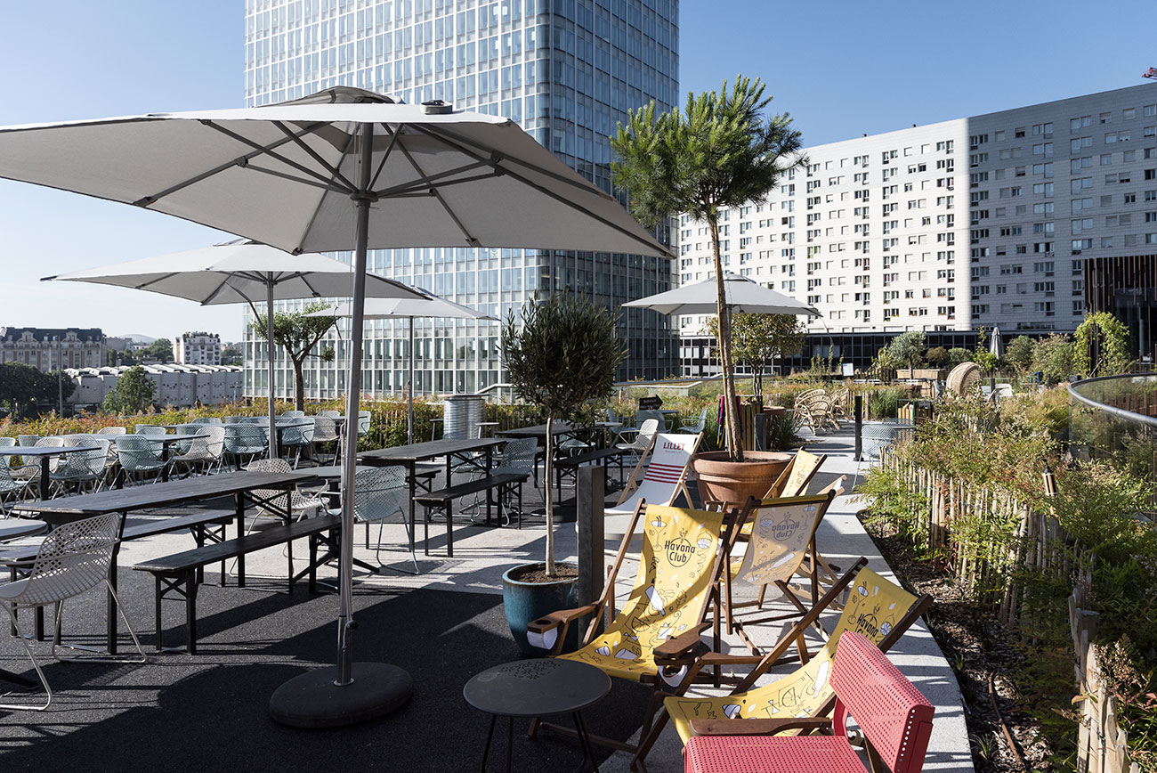 Oxygen - terrasse, tables, chaises longues, immeuble bureaux Tour CB21 Paris La Défense