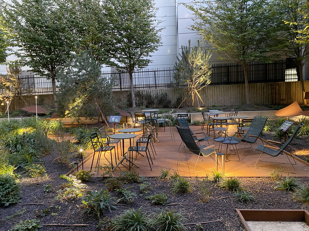 Tonic Garden, espace vert, jardin avec tables et chaises - immeuble bureaux Tour CB21 Paris La Défense
